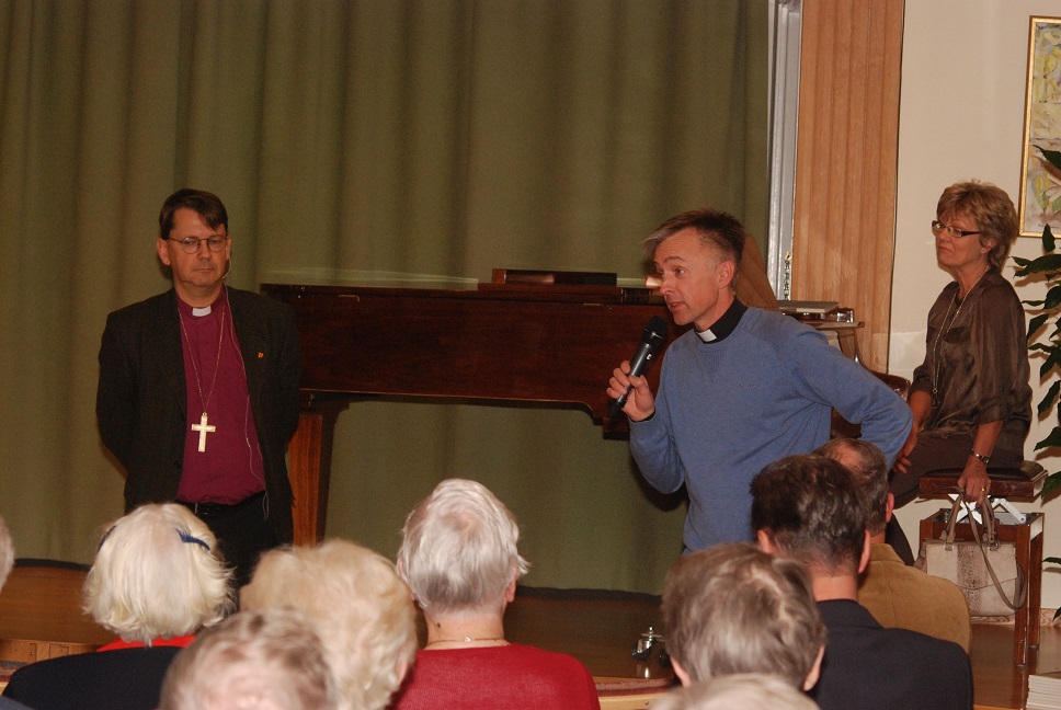 Calle Jensen, i bildens mitt, i aktion i församlingshemmet, i samband med biskop Johan Tyrbergs besök tidigare i höst. På bilden syns förutom biskopen även kantor Maj-Lis Risberg. 