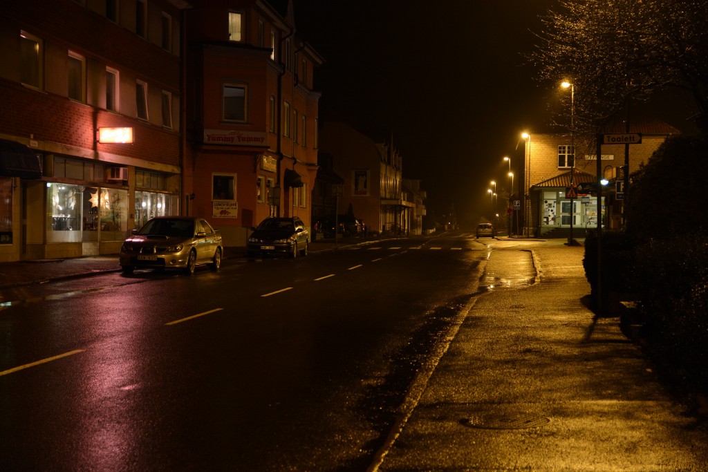 Tyringeborna saknar den vanliga julbelysningen på Järnvägsgatan. Likadant är det på flera andra orter i kommunen eftersom Trafikverket inte godkänner att belysningen fästes på deras lyktstolpar. Foto: Urban önell