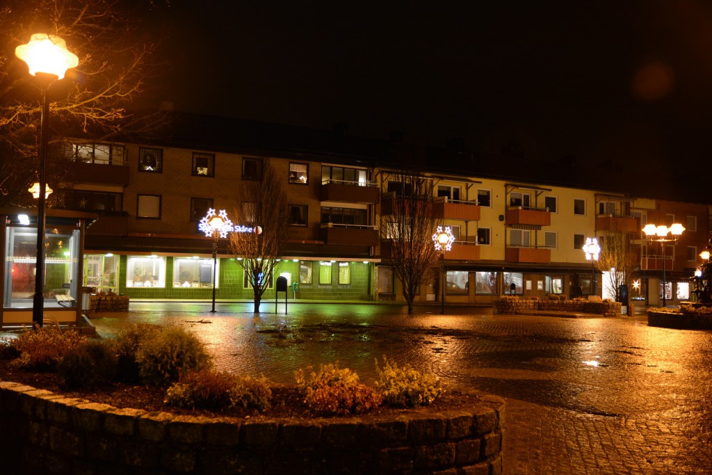 Några stjärnor har satts upp på torget där rester av julgranen ligger kvar på marken.