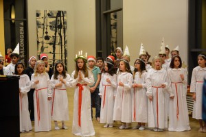 Klass 4 på Ljungdalaskolan stod för luciatåget vid fullmäktiges julmingel. Foto: Berit Önell