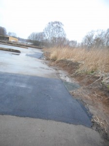 Den provisoriska lagningen av asfalten i slamtorkbäddarna har nu stoppats.
