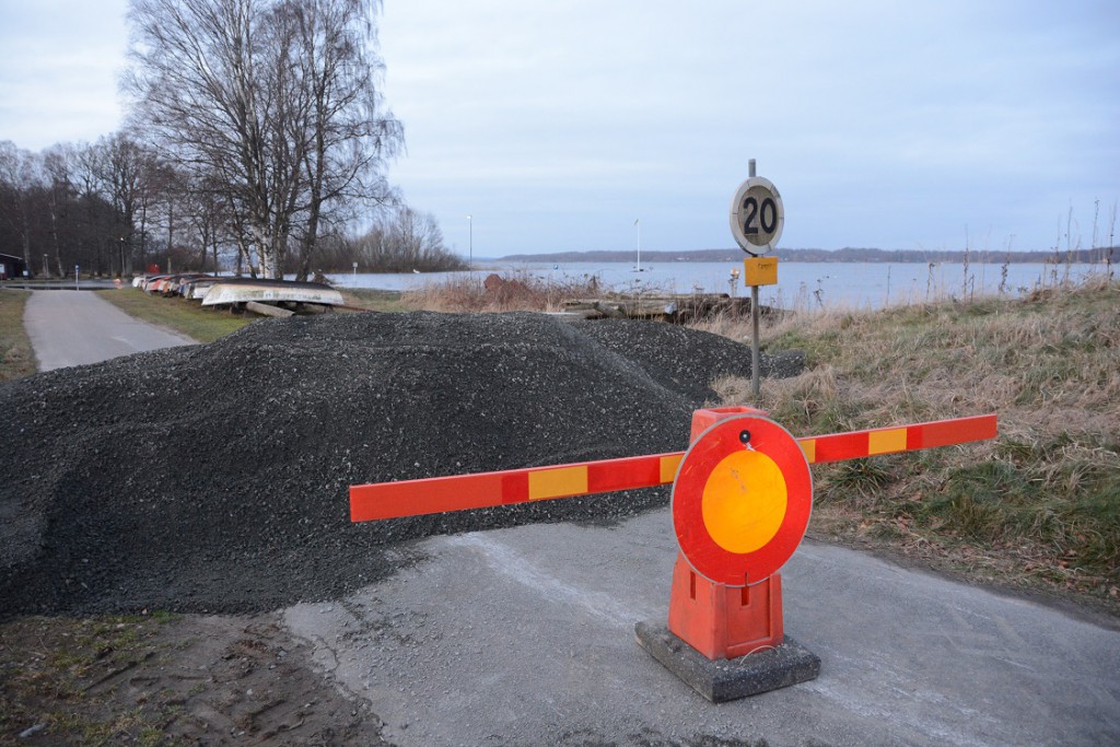 Vägen till Tormestorps båthamn är avspärrad på grund av översvämningsrisken. Foto: Berit Önell