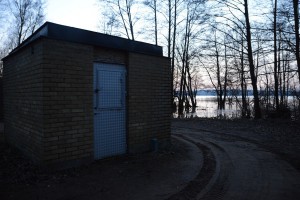 Sjörröds pumpstation ligger farligt nära sjön och vallades in förra vintern. Dörren har en lucka så att anläggningen kan inspekteras även om vattnet stiger så att dörren inte går att öppna.