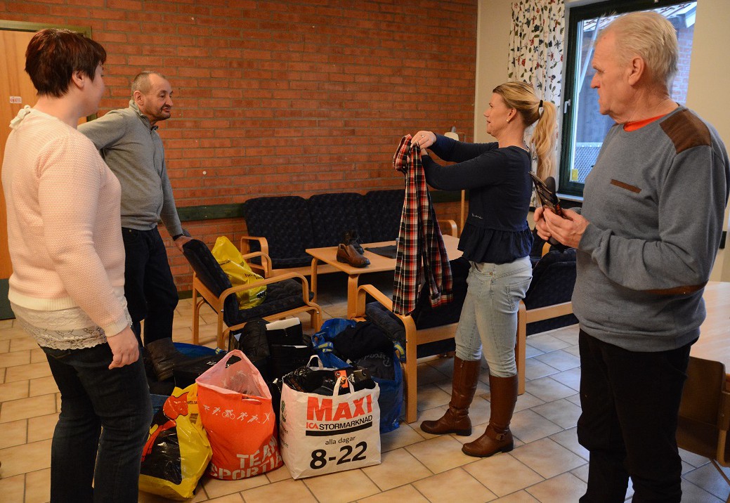 Hemlösa i Hässleholm delar ut skänkta kläder, från vänster Iwa Rönnblom, Frank Forsell, Jeanette Möller och Jonny LIndahl.