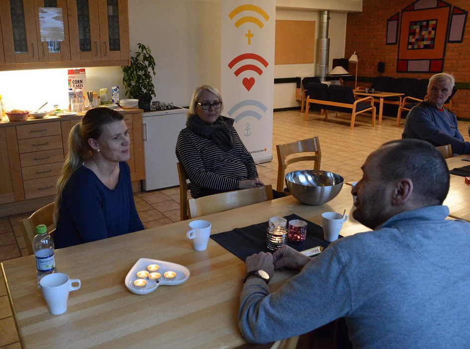 Hemlösa i Hässleholm, från vänster Jeanette Möller och Ingela Hansson, serverar frukost till behövande, Frank Forsell och Jonny Lindahl. Foto: Berit Önell