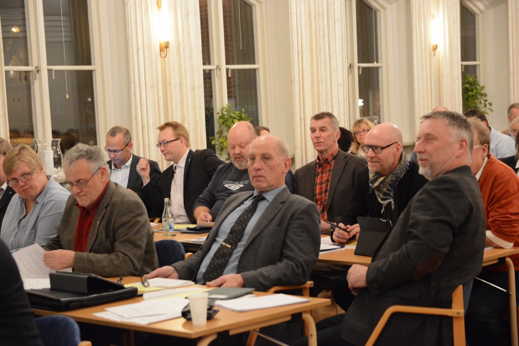 John Bruun, till höger, fick igenom sitt förslag om återremiss av motionen om musikpaviljongen. Foto: Berit Önell 