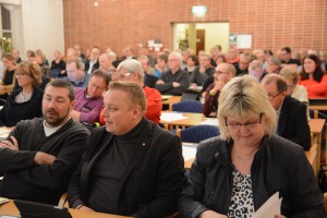 Det var fullsatt i församlingshuset, längst fram Socialdemokraterna med Lena Wallentheim och Joachim Fors längst fram från höger.