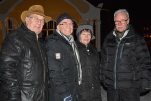 Från vänster Leif Henningsson, Evert Storm, Rosita Storm och Uno Nilsson trivdes vid glöggserveringen.