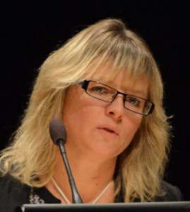 Åsa Erlandsson (SD) protesterade mot både taxehöjningar och höjt avgiftstak, men det var en tom SD-stol som avgjorde. Foto. Urban önell