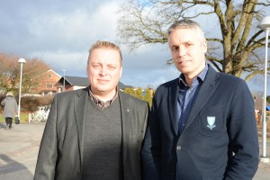 Joachim Fors (S), ordförande i barn- och utbildningsnämnden, till vänster, och Per Ågren från MFF var nöjda m,ed överenskommelsen om en fotbollsakademi på Västerskolan. Foto: Berit Önell 