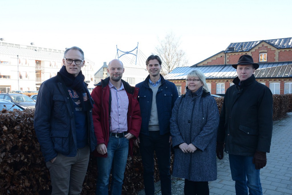 Bakom dem ska det nya huset ta plats, från vänster Kent Johannesson, Hibab, Hans Maunsbach och Niclas Gunnarsson P L Nordic, Lena Wallentheim, Hässleholm Norra Station, och Mats Sturesson, Hibab. Foto: Berit Önell