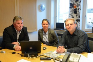 Kommunchef Bengt-Arne Persson, till vänster, IT-strateg Ann Andersson och Mathias Berglund på Hessleholm Network berättade vid en presskonferens på fredagen om den pågående diskussionen om att kommunen ska köpa Hessleholm Network. Foto: Berit Önell