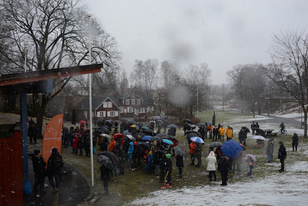 Stödet för manifestationen mot sexuella trakasserier var stort, trots blötsnön. Foto: Berit Önell