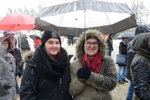 Många tyckte att manifestationen var en viktig markering. Sofia Lönnerheden och Carolin Svensson hörde till dem som höll ut framför scenen under hela programmet.