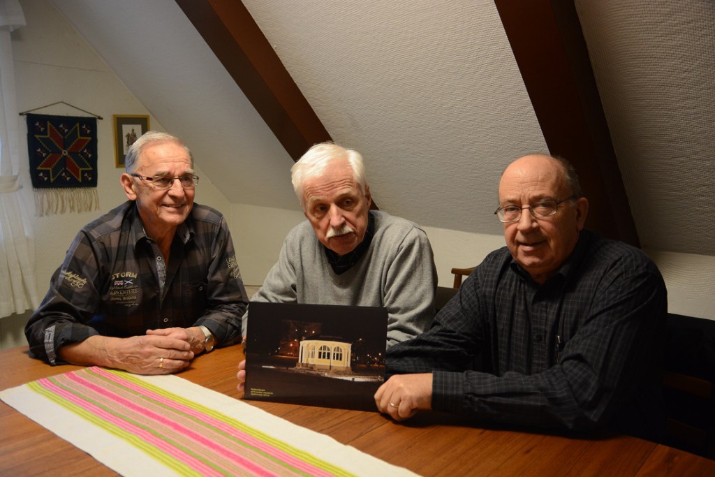 Evert Storm, till vänster, Peter Alf och Leif Henningsson säljer vykort med den upplysta musikpaviljongen som motiv. Foto: Berit Önell