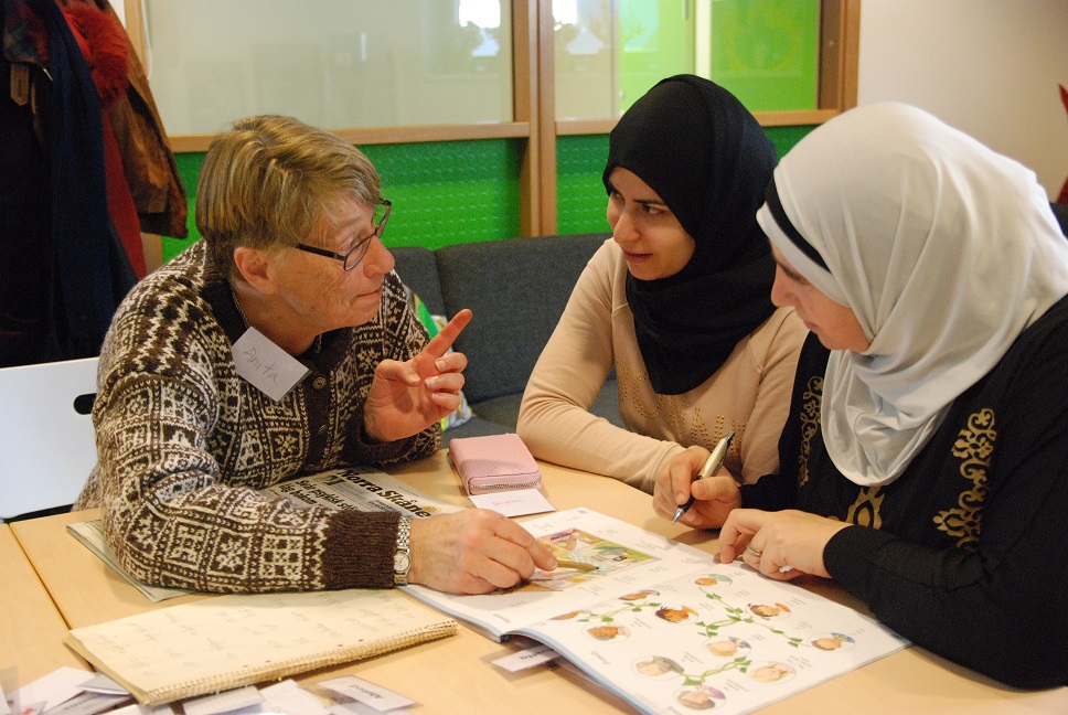 Anita lär Shalma från Palestina och Manal från Syrien att tala svenska på språkcaféet på Mötesplats Ljungdala.