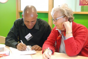 Yonas från Eritrea fördjupar sig i svenska språket med hjälp av Margareta, som har varit lärare, men numera är pensionerad.