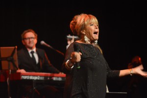 Lill-Babs var dragplåstret vid galan till stöd för hemlösa i Hässleholm. Foto: Berit Önell