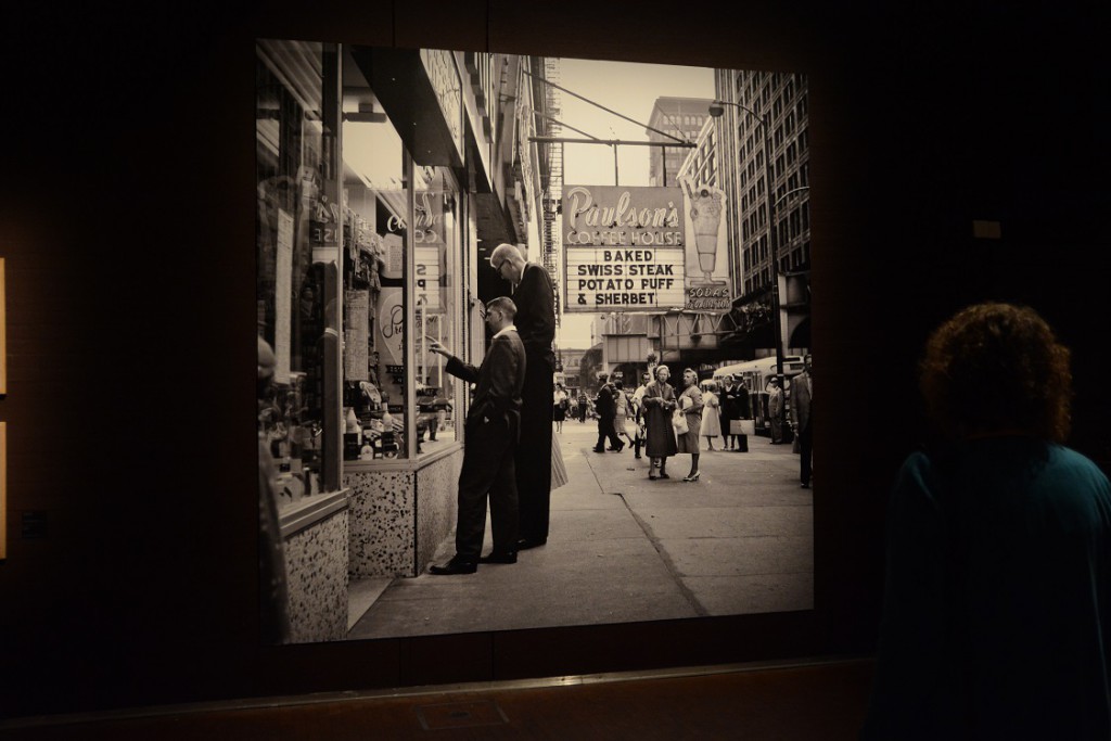 När Vivian Maier fotograferade med sin Rolleiflex fick bilderna ofta ett lätt grodperspektiv som kunde ge intressanta effekter. Foto: Urban Önell