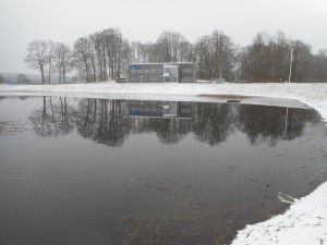 Våtmarksfiltret är dammen som ligger vid Hovdalavägen, framför reningsverkets kontor.