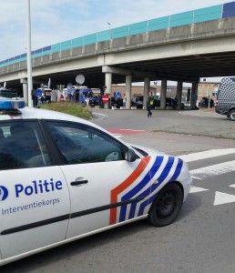 Flygplatsen stängdes snabbt och det var poliser överallt. Foto: Hasse Bengtsson