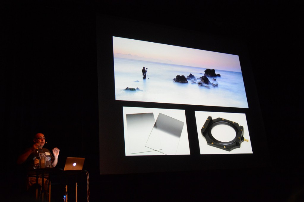 José Benito Ruiz förklarade att fotografen ibland måste flytta sig till rätt position för att få en bra bild, till och med en bit ut i vattnet om det behövs. Foto: Berit Önell