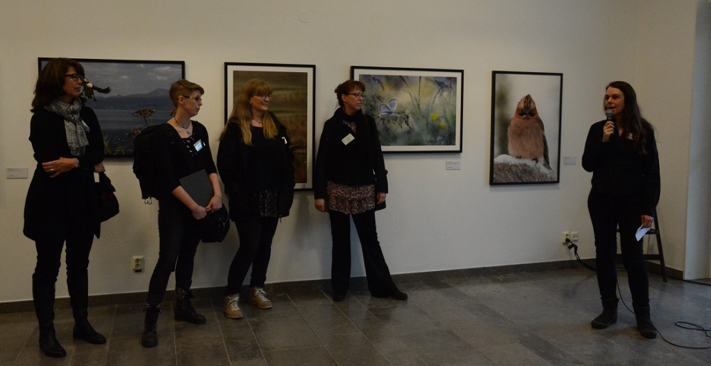 Anna Maris, Studiefrämjandet, presenterade 48-gruppens utställning och fotograferna Anita Campbell, till vänster, Therese Forsberg, Jaana Petersson och Camilla Noresson. Foto: Berit Önell