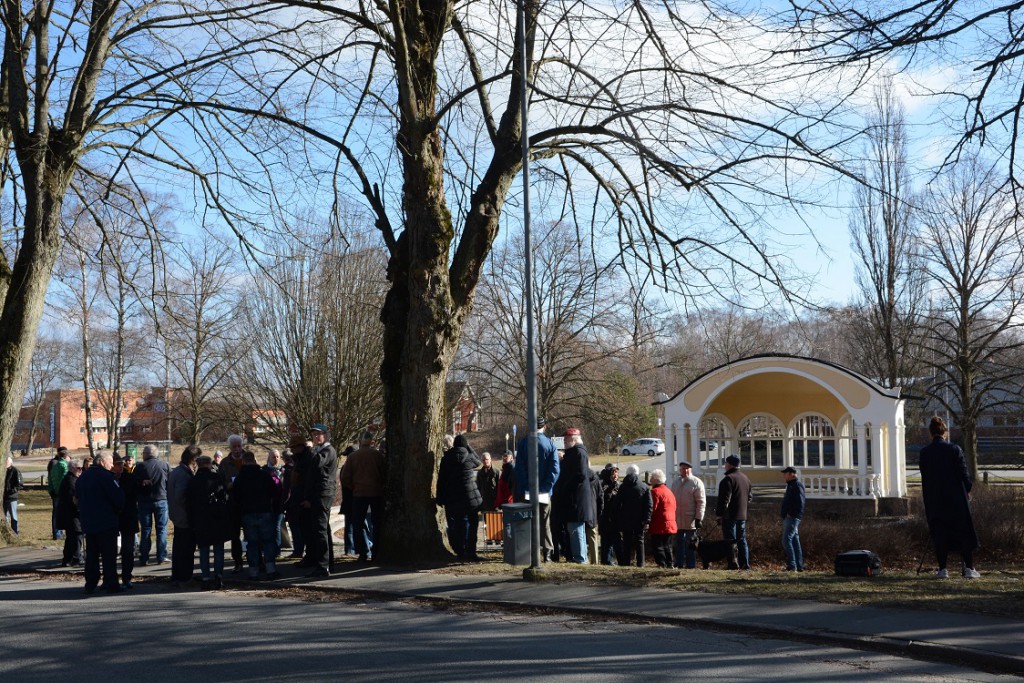 Många ville vara med när SVT Nyheter Skåne kom till musikpaviljongen i Officersparken. Foto: Berit Önell