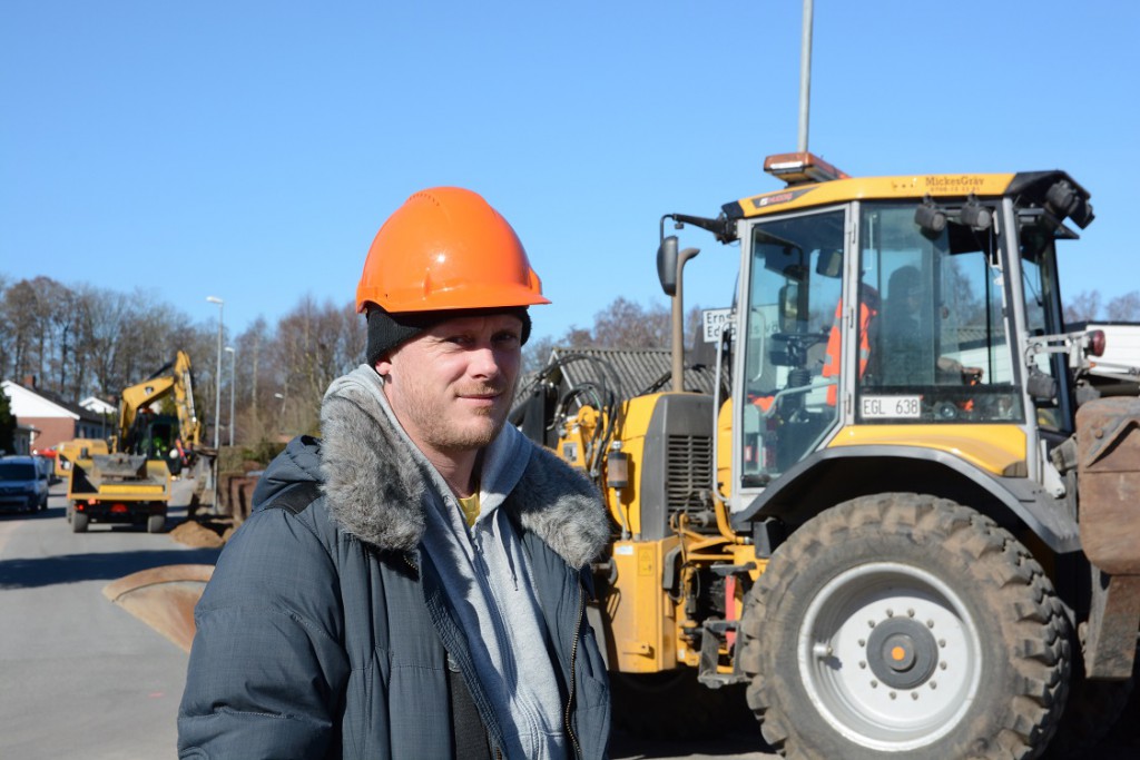Nu grävs det för fullt för fiber i Stoby. Sören Pedersen är arbetsledare för Ericsson som är Telias entreprenör. Foto: Berit Önell