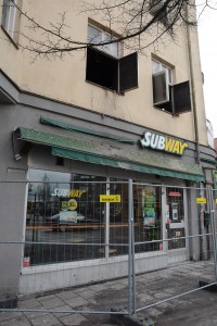 Branden startade troligen i en lägenhet ovanför smörgåsbutiken Subway som blev totalförstörd. Foto: Berit Önell