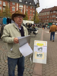 Leif Henningsson har tillbringat många lördagar med namninsamling på Stortorget i Hässleholm. Foto: Berit Önell