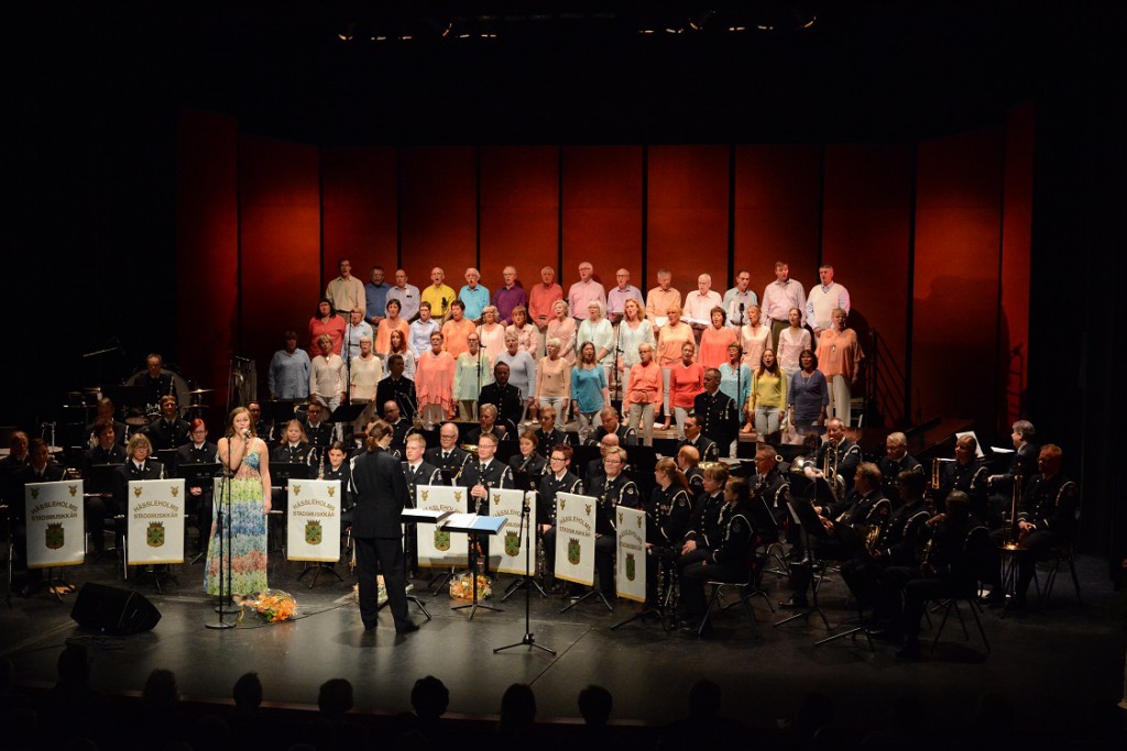 Det var fullt både på scenen och i salongen vid Hesslekörens och stadsmusikkårens gemensamma vårkonsert. Foto: Urban Önell