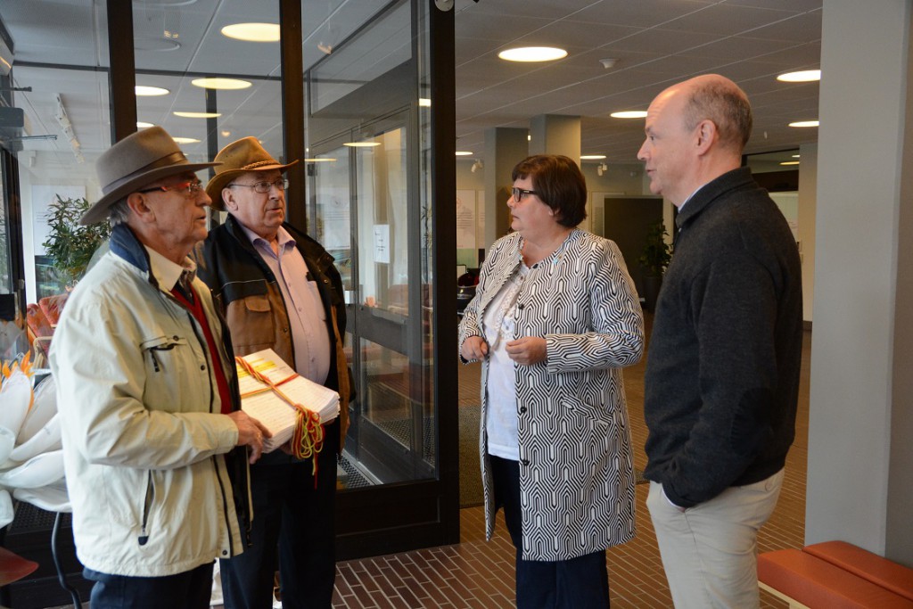 Namnlistorna för en folkomröstning om musikpaviljongen överlämnades av, från vänster, Evert Storm och Leif Henningsson till Iréne Nilsson och Magnus Gjerstad. Foto: Berit Önell