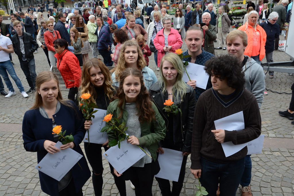 Nio kulturskolelever fick stipendier. Från vänster: Charlotta Borgelin, Ebba Nikolic Kajrup, Amanda Nilsson, Alice Nikolic Kajrup, Erika Hansson, Kevin Obers, Mihnea Dumitrescu och Daniel Falk. På bilden saknas Ida Antonsson. 