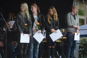 Erika Hansson, till vänster, Ida Antonsson, Ebba, Nikolic Kajrup och Daniel Falk fick ta emot sina stipendier på Stortorget i Hässleholm. 