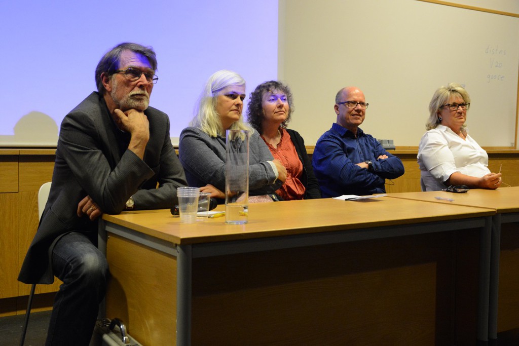 Nils Hanson, tvåa från höger, från Uppdrag granskning försvarade pressfriheten i Hässleholm på lördagen tillsammans med, från vänster, Tommy Paremo, Burlövs Nyheter, Susanne Ravani, Nättidningen Fyren, Berit Önell, Frilagt, och Marianne Rönnberg Galmor, Bjuvsnytt. Foto: Urban Önell 