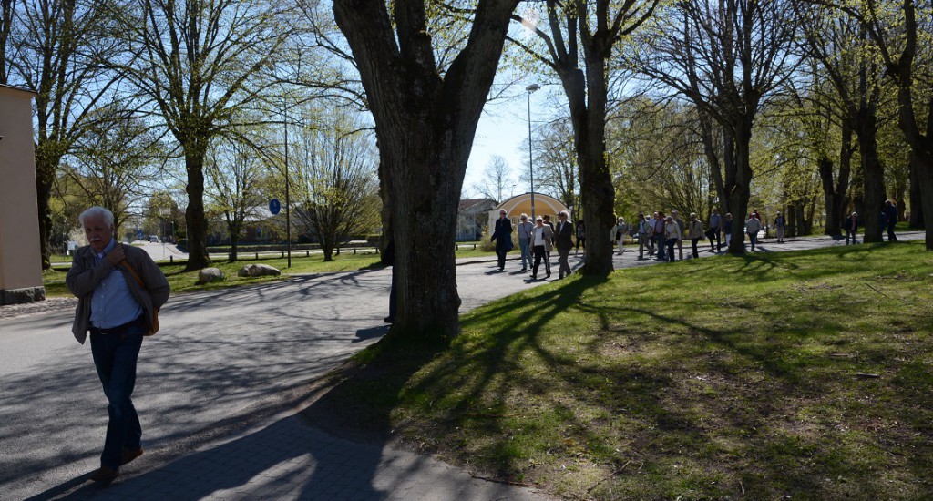 Peter Alf ledde en guidad vandring kring kaserngården på T4-området, med start vid musikpaviljongen i Officersparken. Foto: Berit Önell