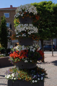 På Stortorget i centrala Hässleholm finns blomkrukor med fyra våningar. 