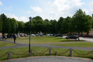 Boende i det nya femvåningshuset får parkera på kaserngårdens parkeringsplatser, åtminstone för en tid. Byggnadsnämnden fattade inget beslut om parkeringsplatserna i samband med att bygglovet beviljades.