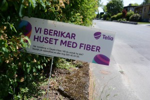 Telia börjar gräva för fiber på Ljungdala, i strid mot kommunens retroaktiva regler om att alla måste vänta på kommunens tidplan. Foto: Berit Önell