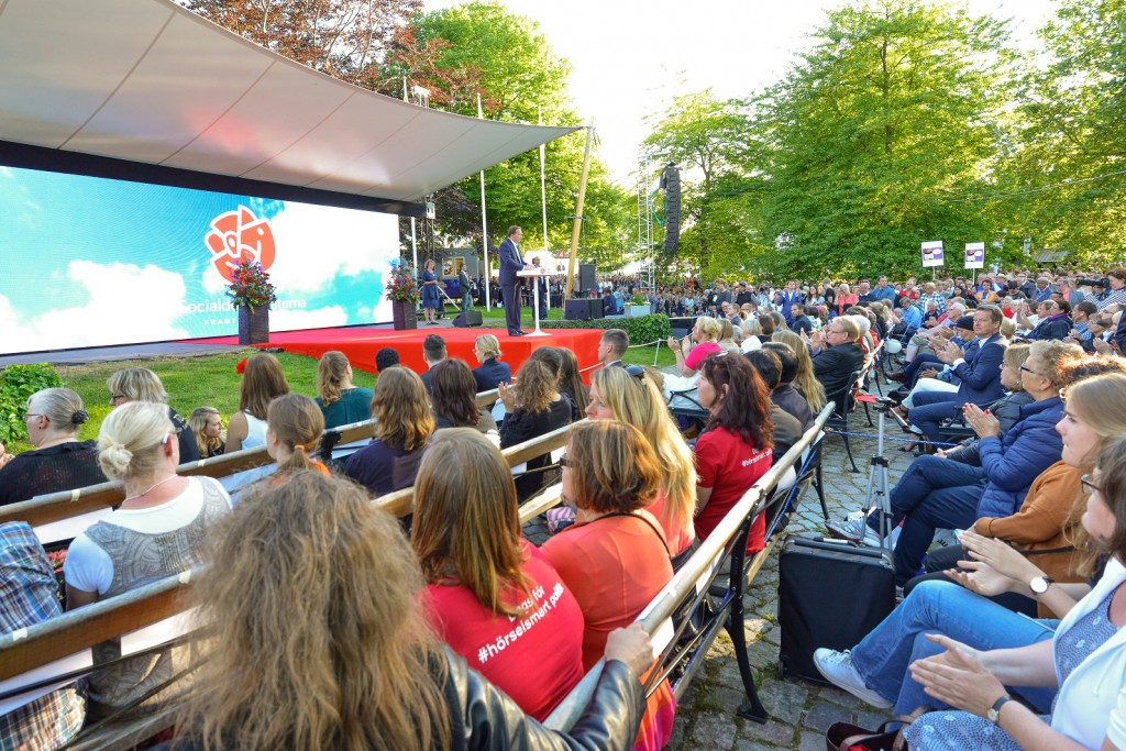 Almedalen är Sveriges största mötesplats för samhällsdebatt, bilden från Stefan Löfvéns tal 2015. Foto: Marcus Johnson, Leanderfotograf