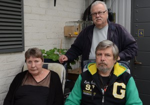 Den nya avgiften för boendestöd har oroat många av de berörda, här kontaktpersonen Kenneth Axelsson, stående, samt Anita Svensson och Sigvard Jansson. Foto: Berit Önell