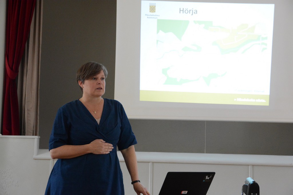 Pernilla Rydmark berättade om kommunens planer på fiberutbyggnad i Hörja. Foto: Berit Önell
