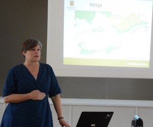 Pernilla Rydmark berättade om kommunens planer på fiberutbyggnad i Hörja. Foto: Berit Önell