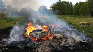 Diverse giftigt avfall eldades upp och nya gifter bildades i branden på en fastighet utanför Tyringe. Två män fälls nu för miljöbrott. Foto: Miljökontoret