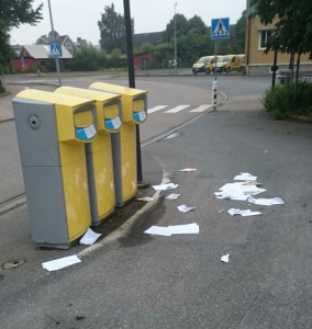 Postens gula brevlådor utsattes för intrång natten till fredagen och uppsprättade brev låg på morgonen utslängda på marken. Foto: Stefan Bergklint