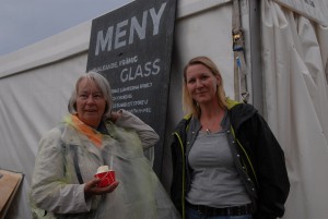 Klart det ska vara glass när det är sommar och festival, tycker Lill-Britt Persson, till vänster, och Lina Frisk Englund. Foto: Urban Önell