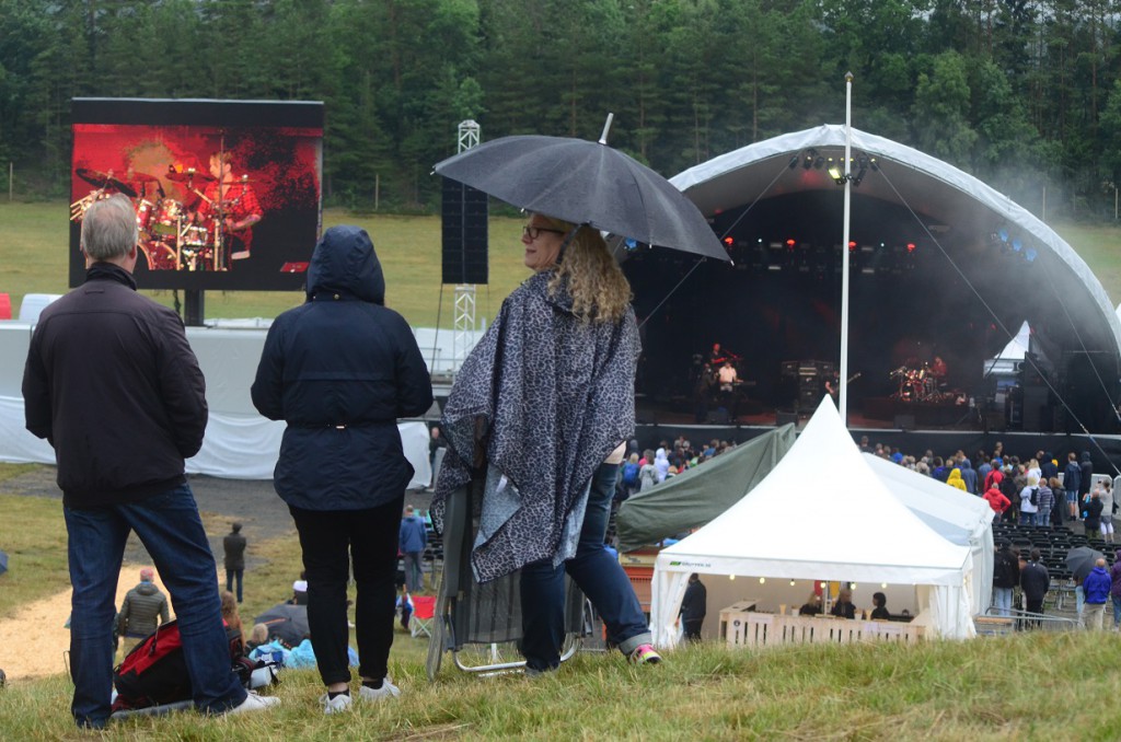 Publiken var väl förberedd för regnet på Torsjö Live. Foto: Urban Önell