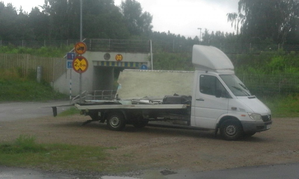 Föraren missbedömde av allt att döma viaduktens höjd och fastnade med skåpbilen. Foto: Jonathan Önell