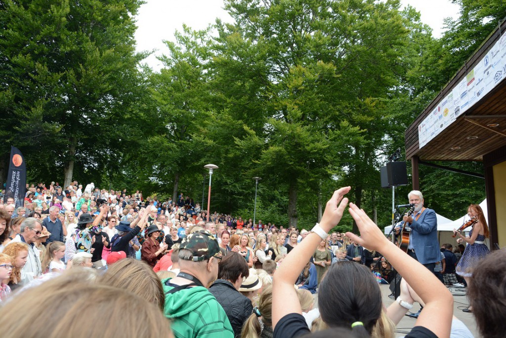 Mer än 1 000 personer lyssnade på Hasse Andersson med band i parken.